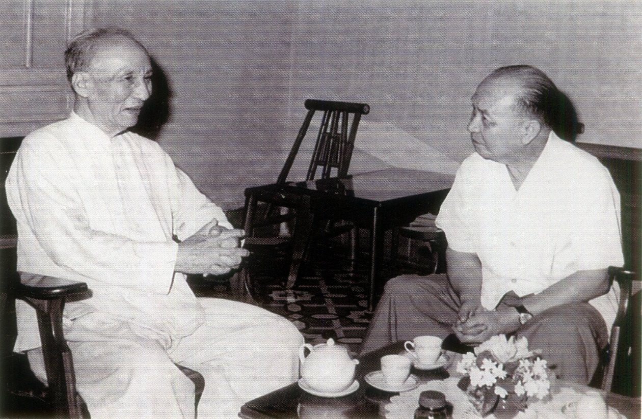 Người bạn tù Sơn La - đồng chí Trường Chinh (phải), thăm đồng chí Nguyễn Lương Bằng tại nhà riêng, Hà Nội, năm 1978.