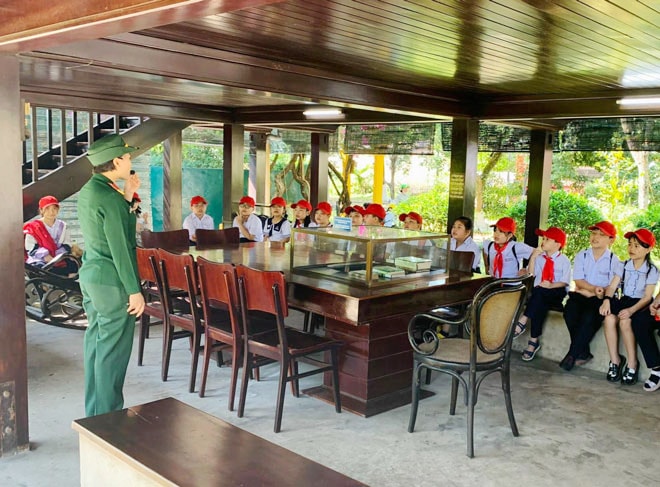 Học sinh tham quan Nhà sàn Bác Hồ tại Bảo tàng Hồ Chí Minh, chi nhánh Quân khu 5. Ảnh: Non Nước Việt
