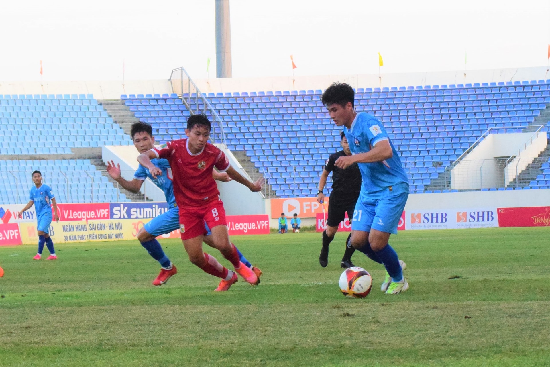 SHB Đà Nẵng (áo xanh) giành chiến thắng 1-0 trước Đồng Nai ở lượt đi. Ảnh: P.N