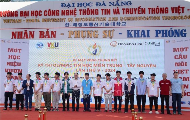 Ban tổ chức trao huy chương Vàng cho các thí sinh tham dự bảng thi siêu cúp của Kỳ thi. Ảnh: Văn Dũng/TTXVN