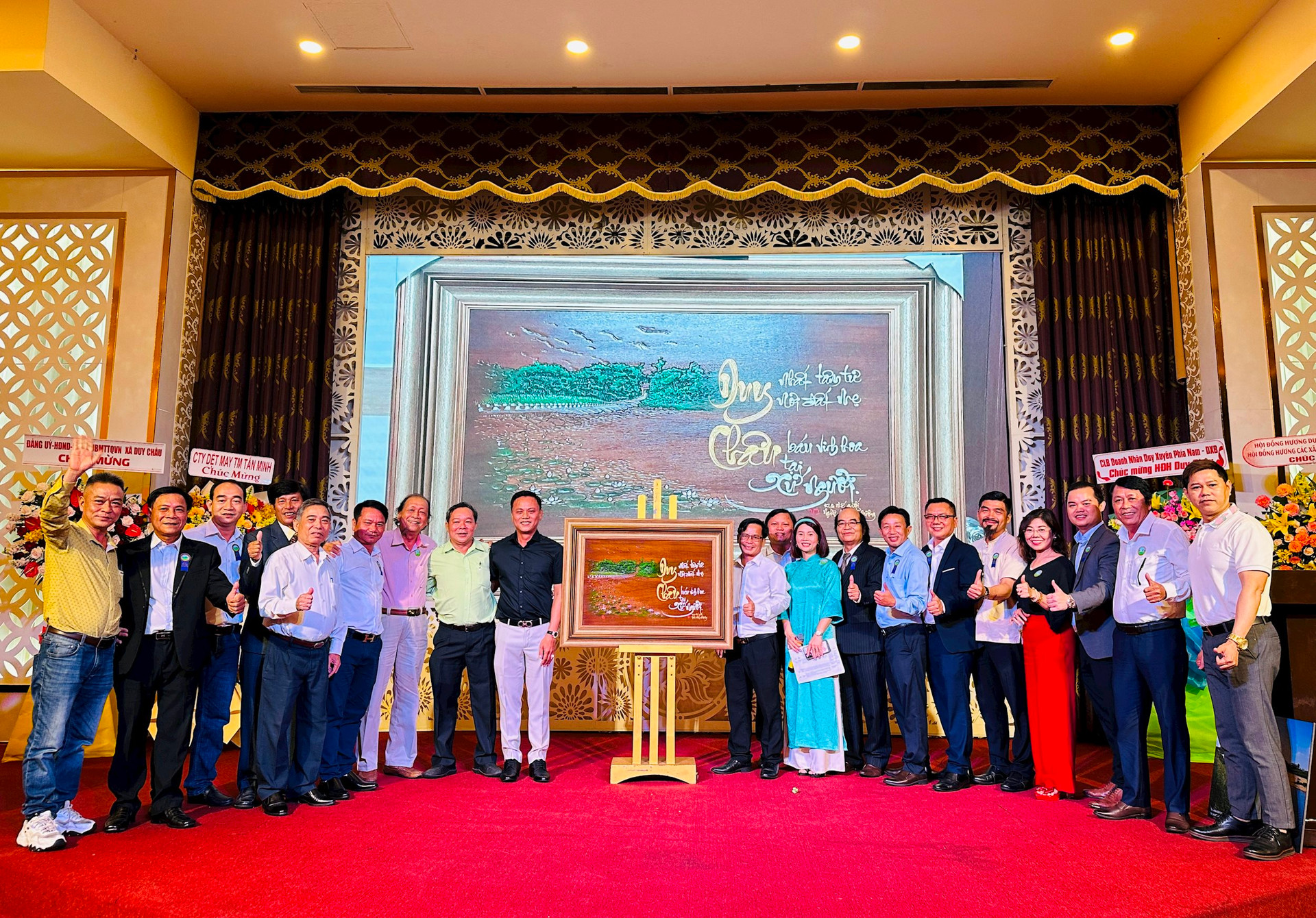 Đại diện một số người ủng hộ vào quỹ của HĐH xã Duy Châu tại TP.Hồ Chí Minh thông qua hoạt động đấu giá. Ảnh: PHAN VINH