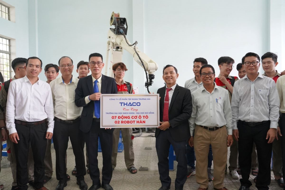 ‏Trường Đại học Bách khoa Đà Nẵng tiếp nhận động cơ ô tô và robot hàn của THACO‏