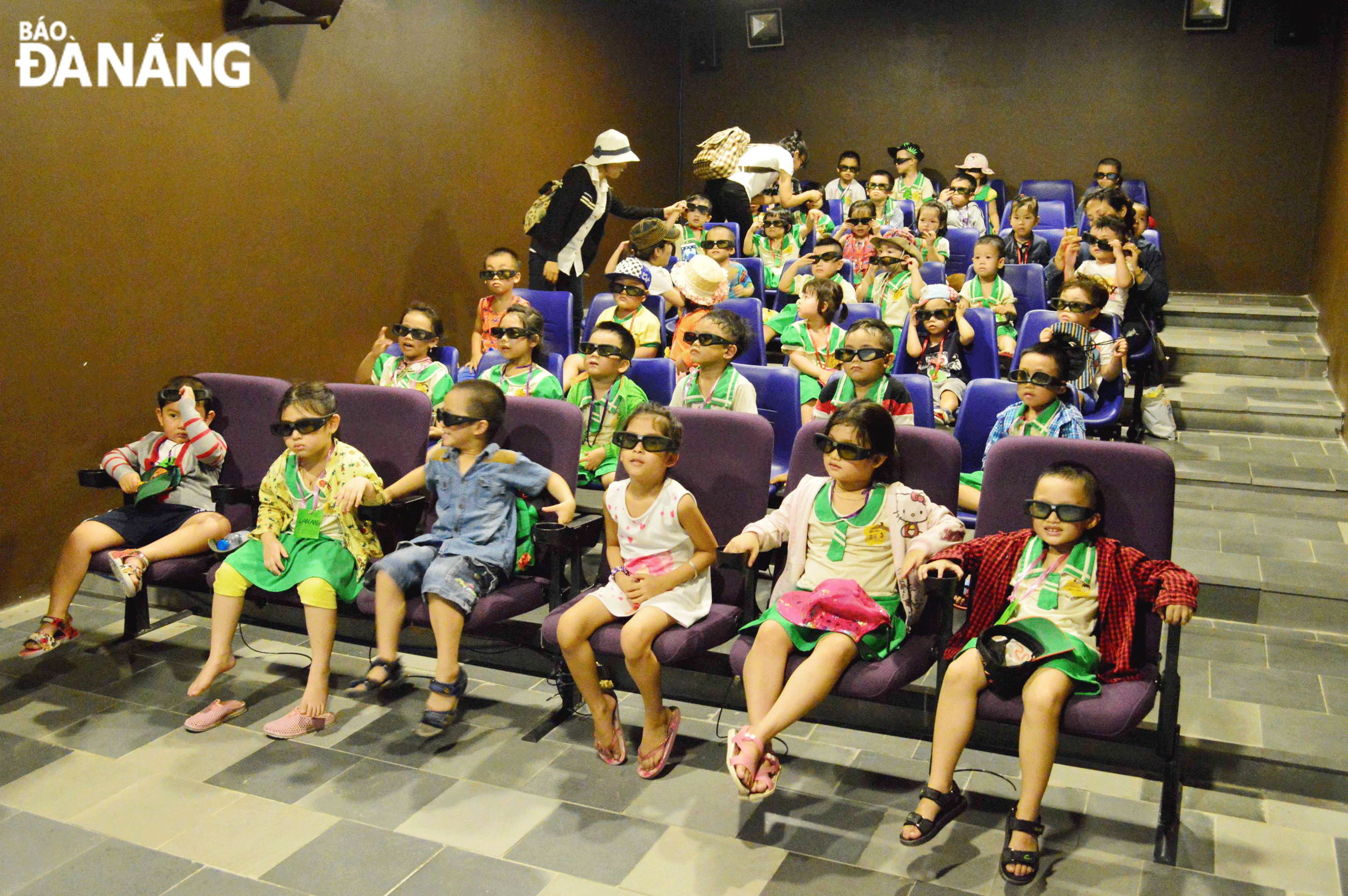 Một phòng chiếu phim 4D ngầm dưới bãi biển Mỹ An sát bên đường hầm đi bộ dưới đường Võ Nguyên Giáp do khách sạn Holiday Beach đầu tư. Ảnh: HOÀNG HIỆP