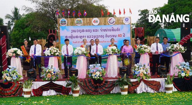 Lãnh đạo 5 địa phương tham dự khai trương Hội chợ triển lãm hàng hóa của tỉnh Sekong ngay sau kết thúc hội nghị. ẢNH: S.TRUNG