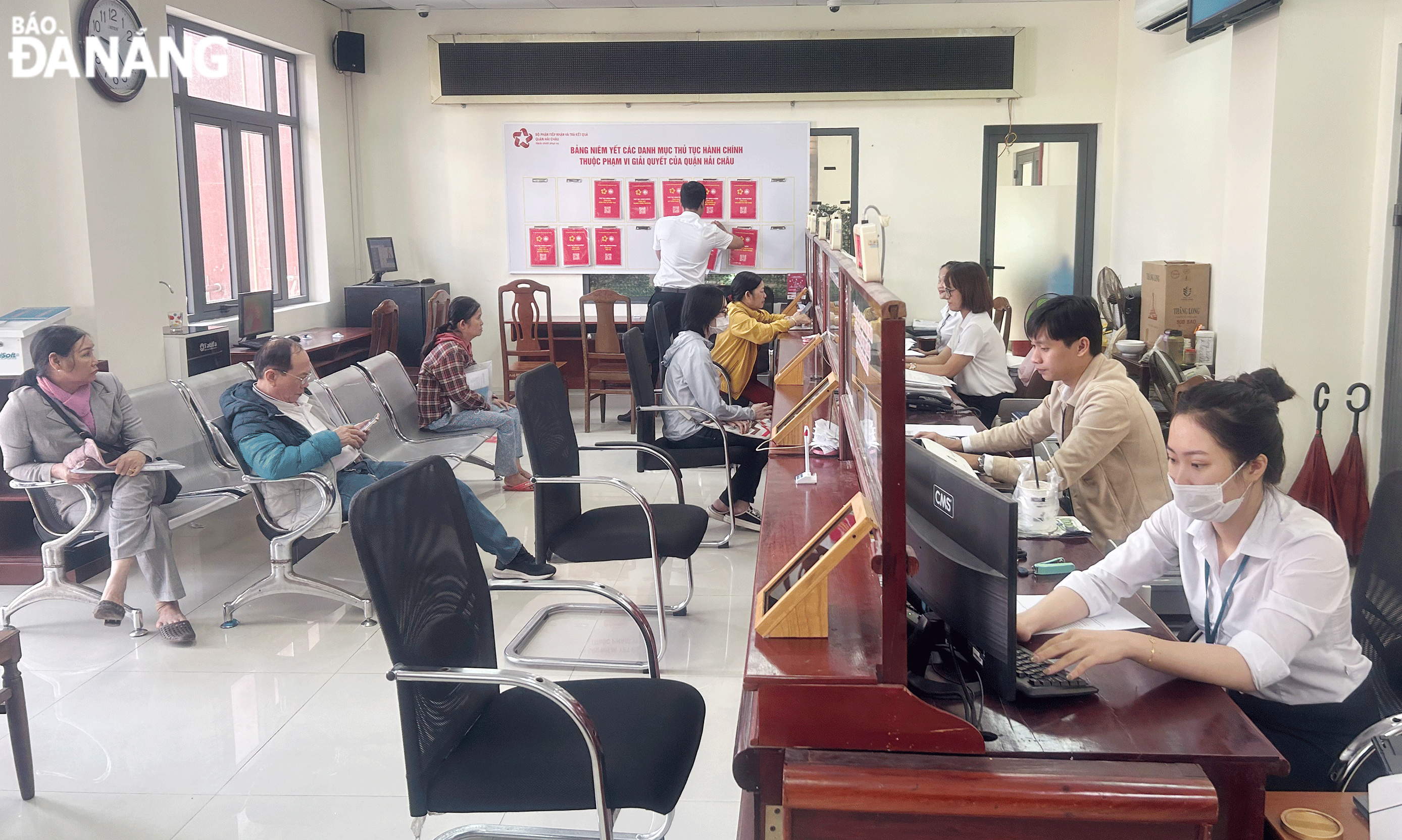 Khai thác hiệu quả dữ liệu góp phần quan trọng trong cải cách hành chính. Trong ảnh: Hoạt động tại bộ phận “Một cửa” của Trung tâm Hành chính quận Hải Châu. Ảnh: M.Q