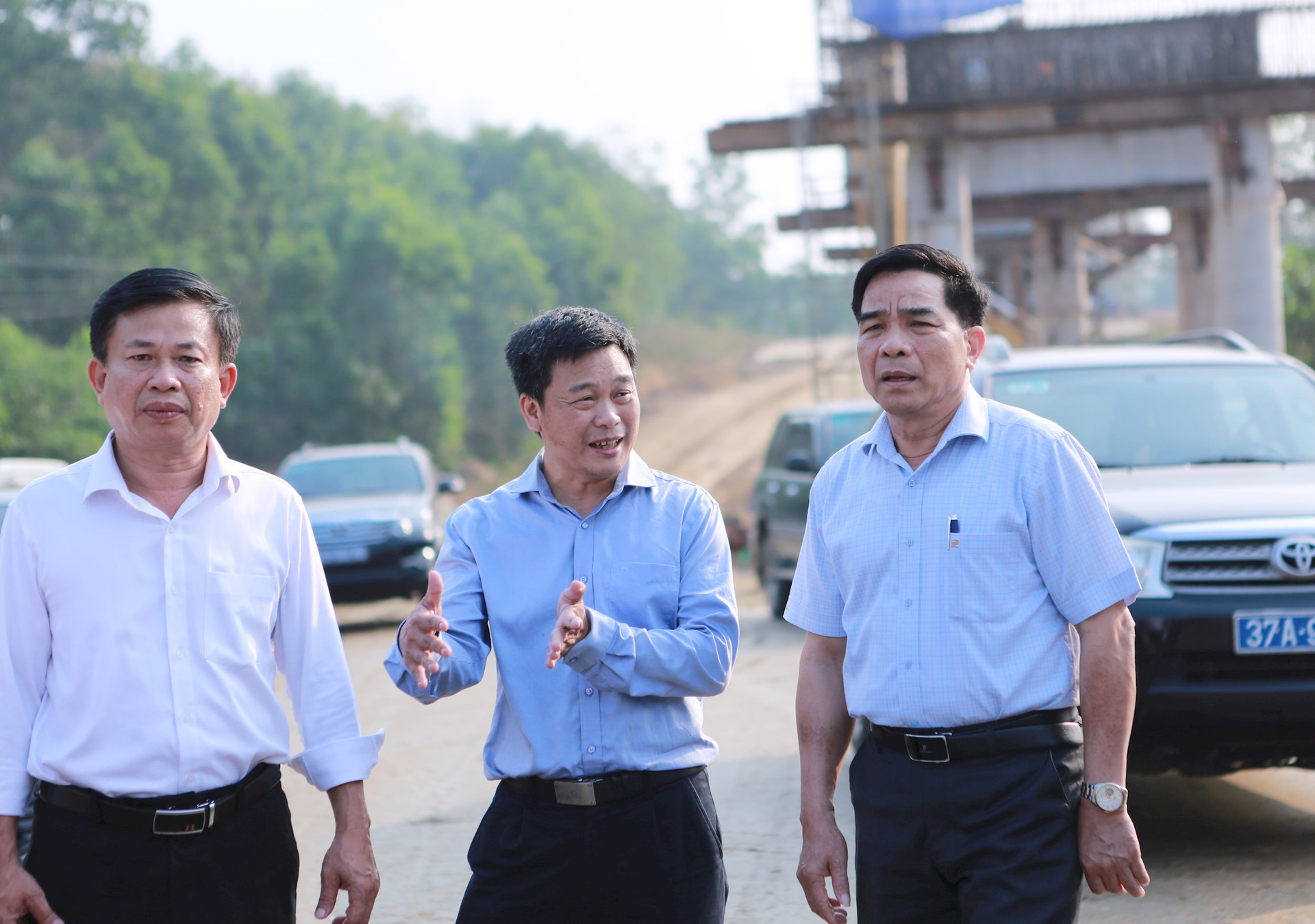 Phó Bí thư Tỉnh ủy Lê Văn Dũng nghe báo cáo tiến độ thi công một số hạng mục dự án cải tạo, nâng cấp quốc lộ 14E vào sáng qua 4/4. Ảnh: T.CÔNG