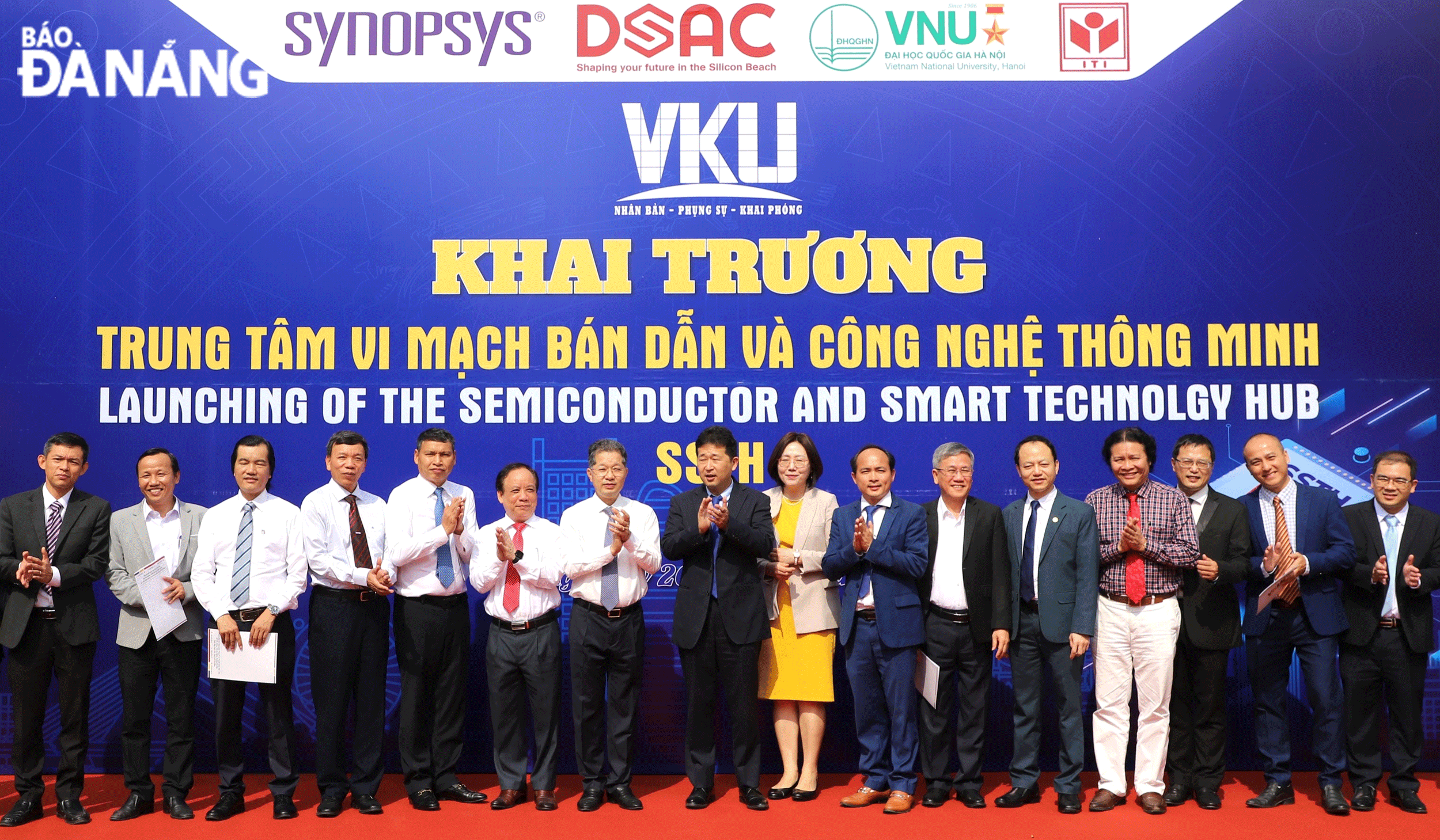 Lãnh đạo thành phố và Đại học Đà Nẵng dự lễ khai trương Trung tâm Vi mạch bán dẫn và Công nghệ thông minh. Ảnh: Hải Đăng