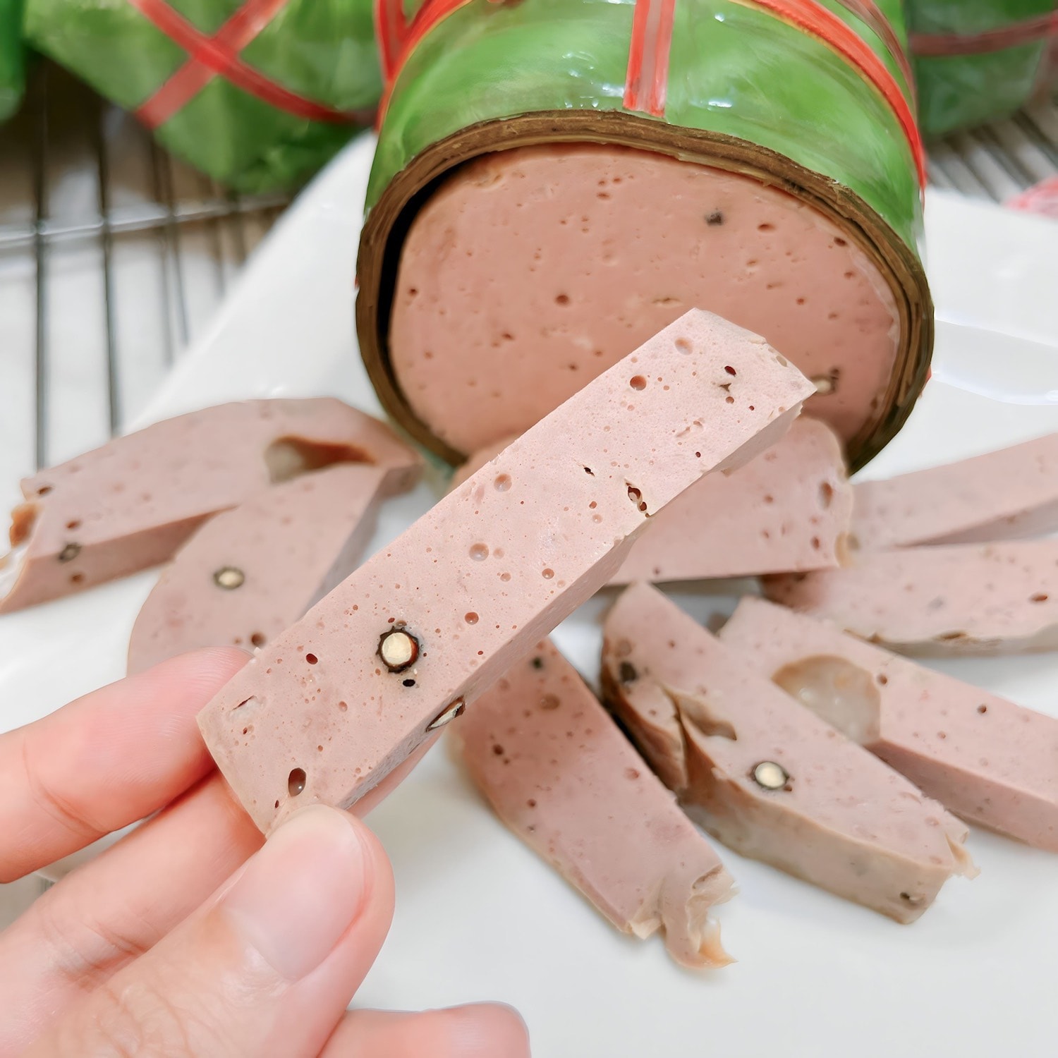 Miếng chả cắt ra rất mịn, dòn dai và rất thơm 