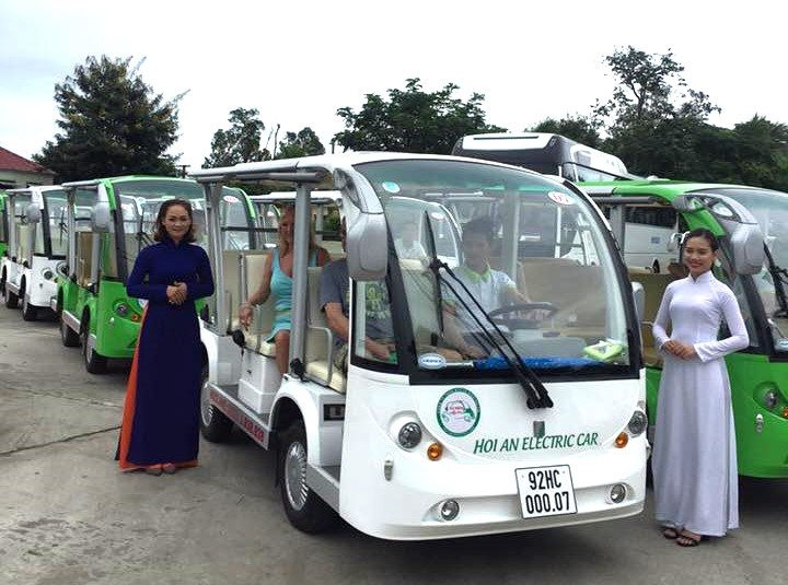 Xe điện phục vụ du khách tại Hội An. Ảnh QUỐC HẢI