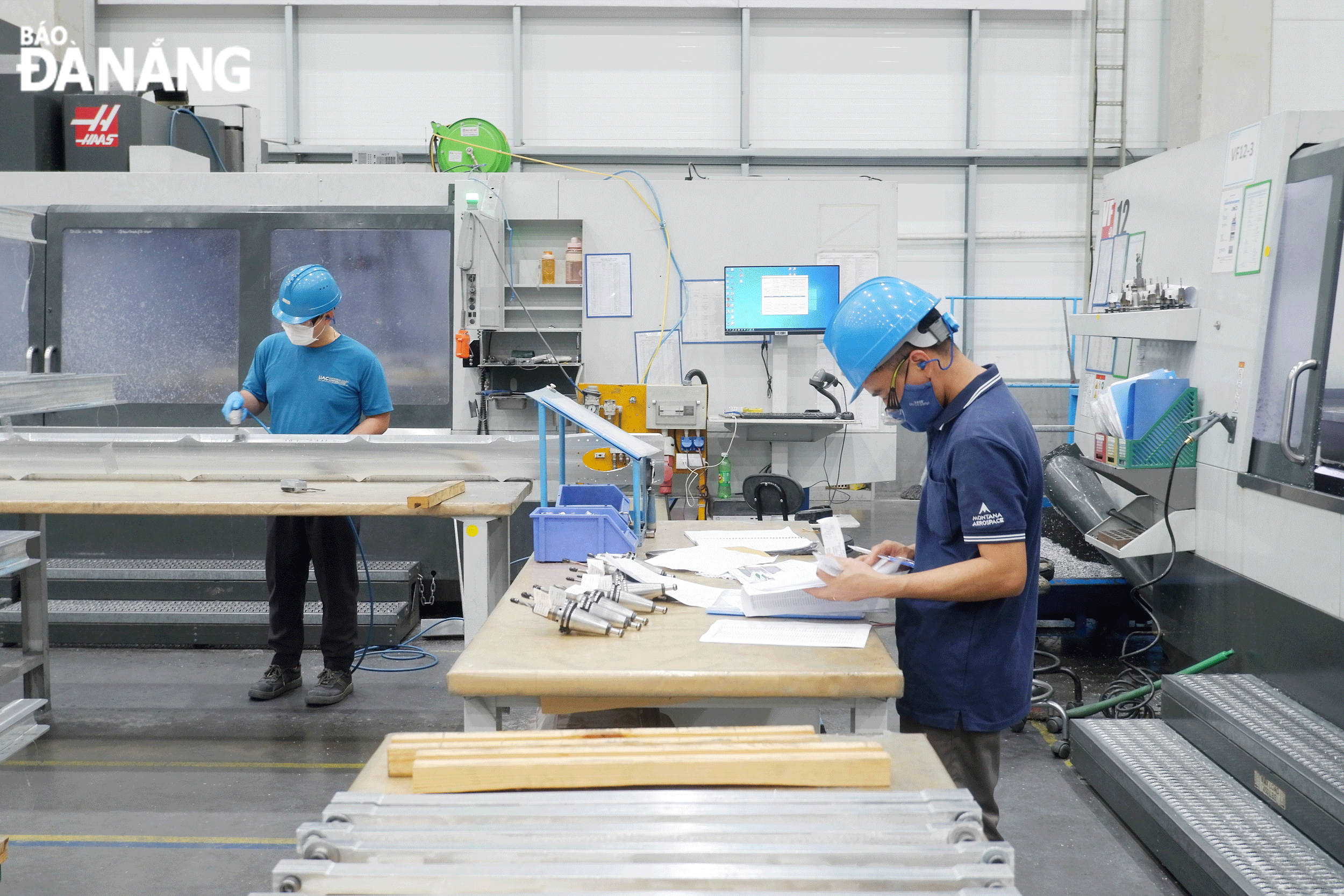 Thành phố đang tiếp tục thực hiện nhiều giải pháp để thúc đẩy tăng trưởng kinh tế từ nay đến cuối năm 2024. Trong ảnh: Hoạt động sản xuất tại Công ty TNHH Universal Alloy Corporation Việt Nam. Ảnh: M.Q