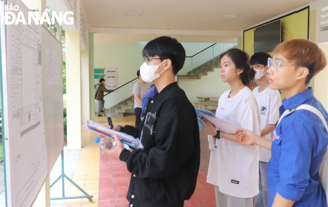 Thí sinh tham gia kỳ thi đánh giá năng lực tại điểm thi Trường Đại học Sư phạm Kỹ thuật. Ảnh: NGỌC HÀ