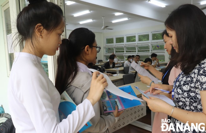 Kỳ thi được tổ chức nghiêm túc tại điểm thi Trường Đại học Sư phạm Kỹ thuật. Ảnh: NGỌC HÀ