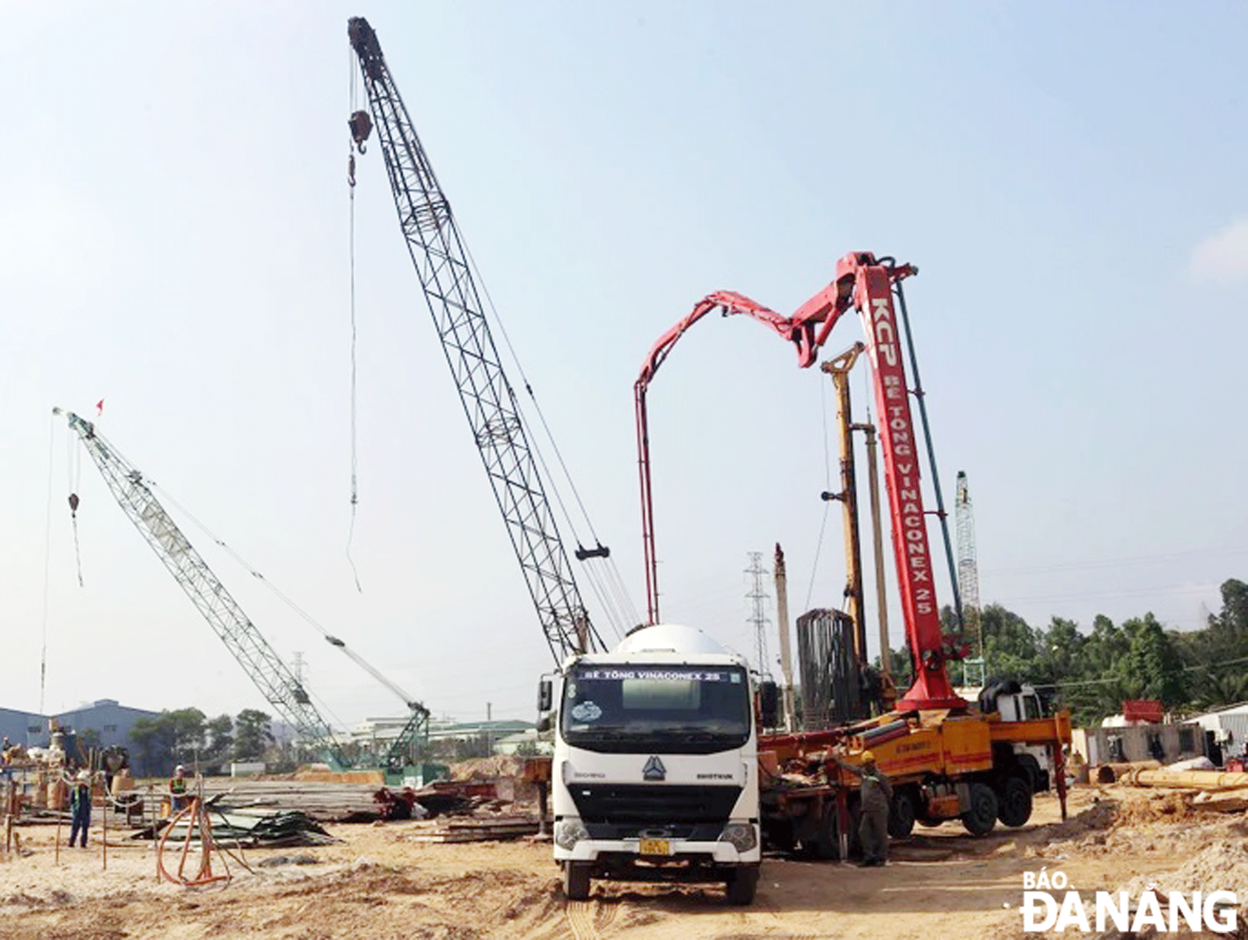 Các lực lượng phối hợp thi công đường ven biển nối cảng Liên Chiểu. Ảnh: THÀNH LÂN
