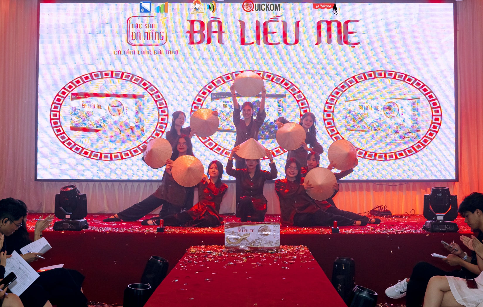 Thương hiệu bánh khô mè bà Liễu Mẹ được các sinh viên Trường Đại học Kinh tế trình diễn ấn tượng tại Cuộc thi Branding Contest do khoa Marketing tổ chức. Ảnh: NGỌC HÀ