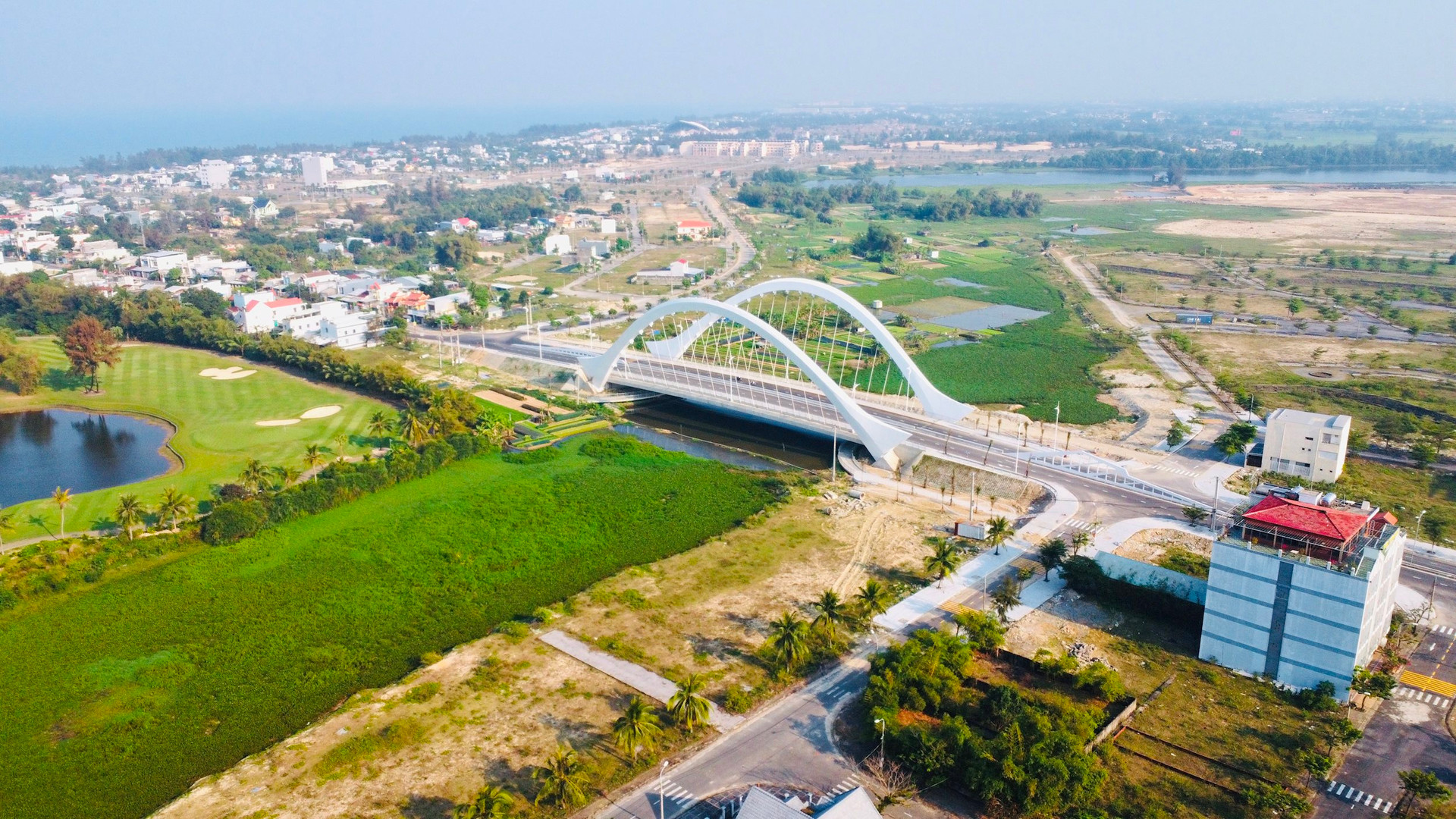 UBND tỉnh giao UBND thị xã Điện Bàn tiếp nhận công trình cầu Thôn 3 bắc qua sông Cổ Cò. Ảnh: Q.T