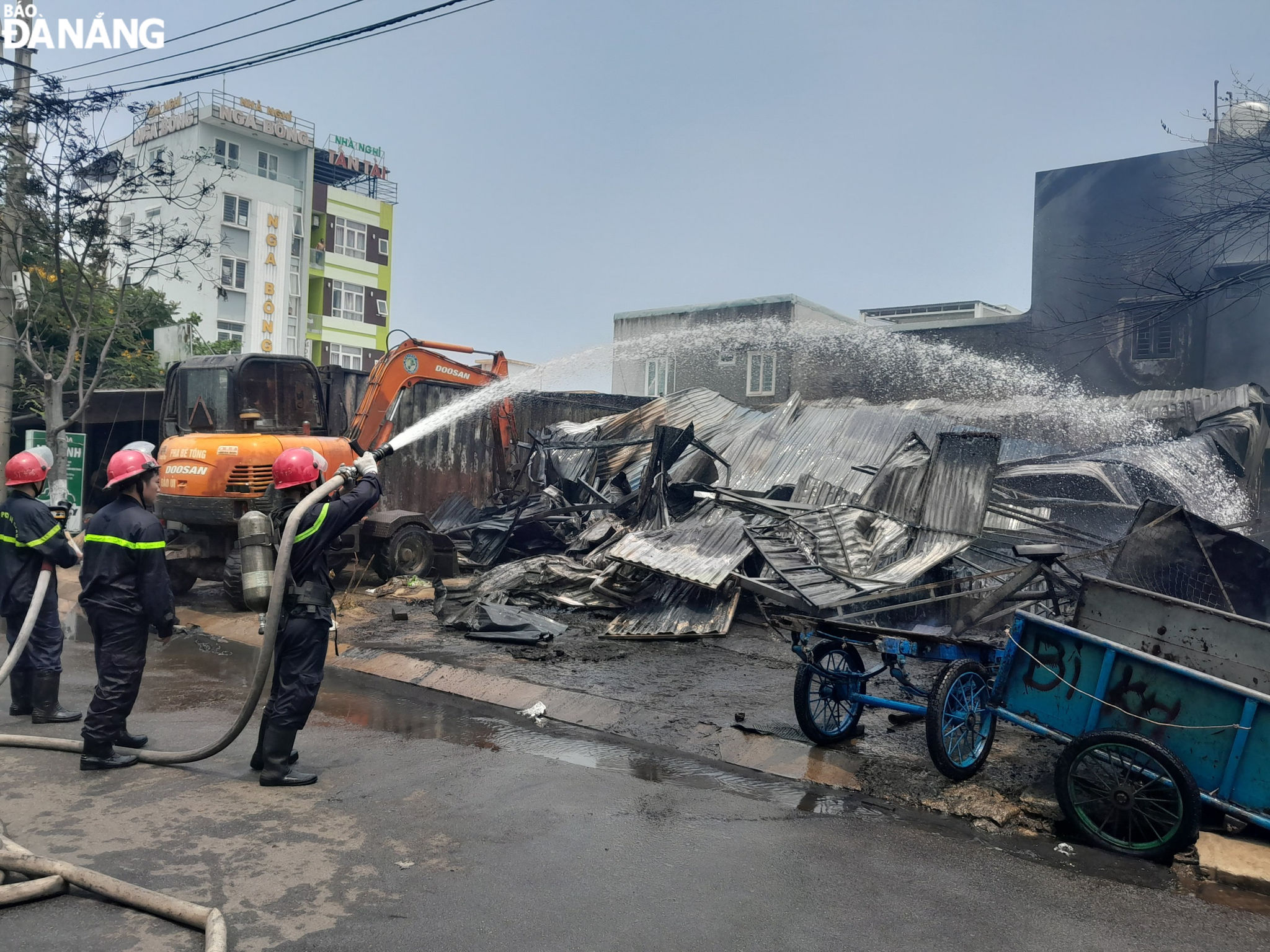 Đến khoảng 12 giờ 45, đám cháy cơ bản được dập tắt hoàn toàn. Ảnh: LÊ HÙNG
