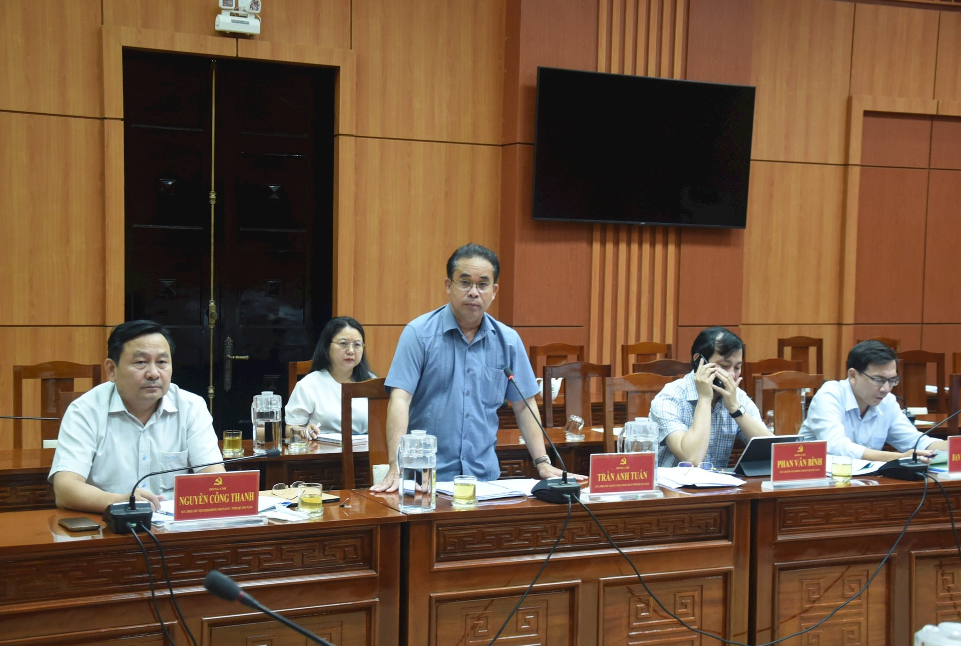 Phó Chủ tịch UBND tỉnh Trần Anh Tuấn phát biểu tại buổi làm việc, nhấn mạnh Sở GD-ĐT tăng cường công tác tham mưu cho tỉnh. Ảnh: X.P