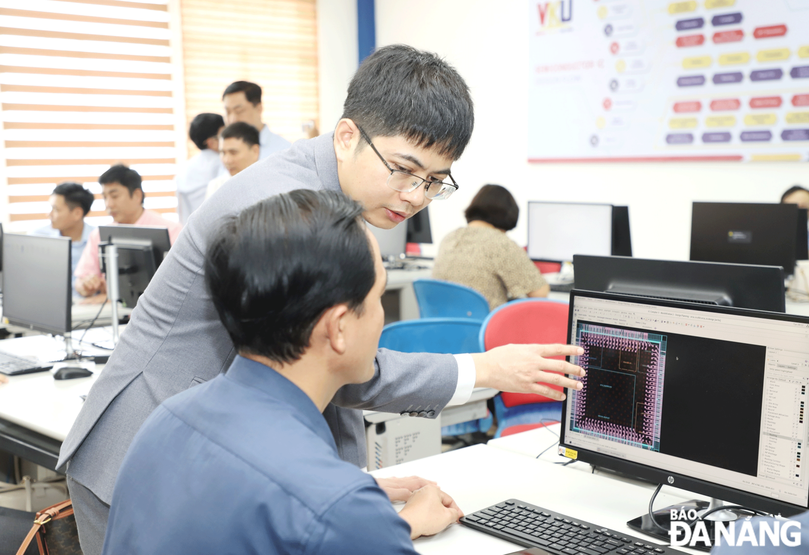 Giảng viên tham gia khóa đào tạo giảng viên nguồn thiết kế vi mạch tại Trường Đại học Công nghệ Thông tin và Truyền thông Việt - Hàn.  Ảnh: NGỌC HÀ