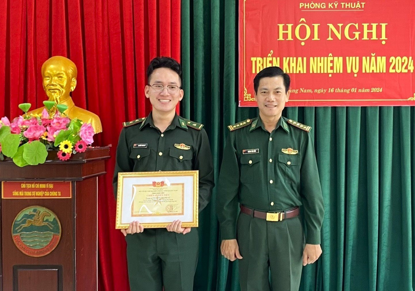 Trung úy Nguyễn Thanh Vũ nhận danh hiệu thi đua năm 2024. Ảnh: Đ.N
