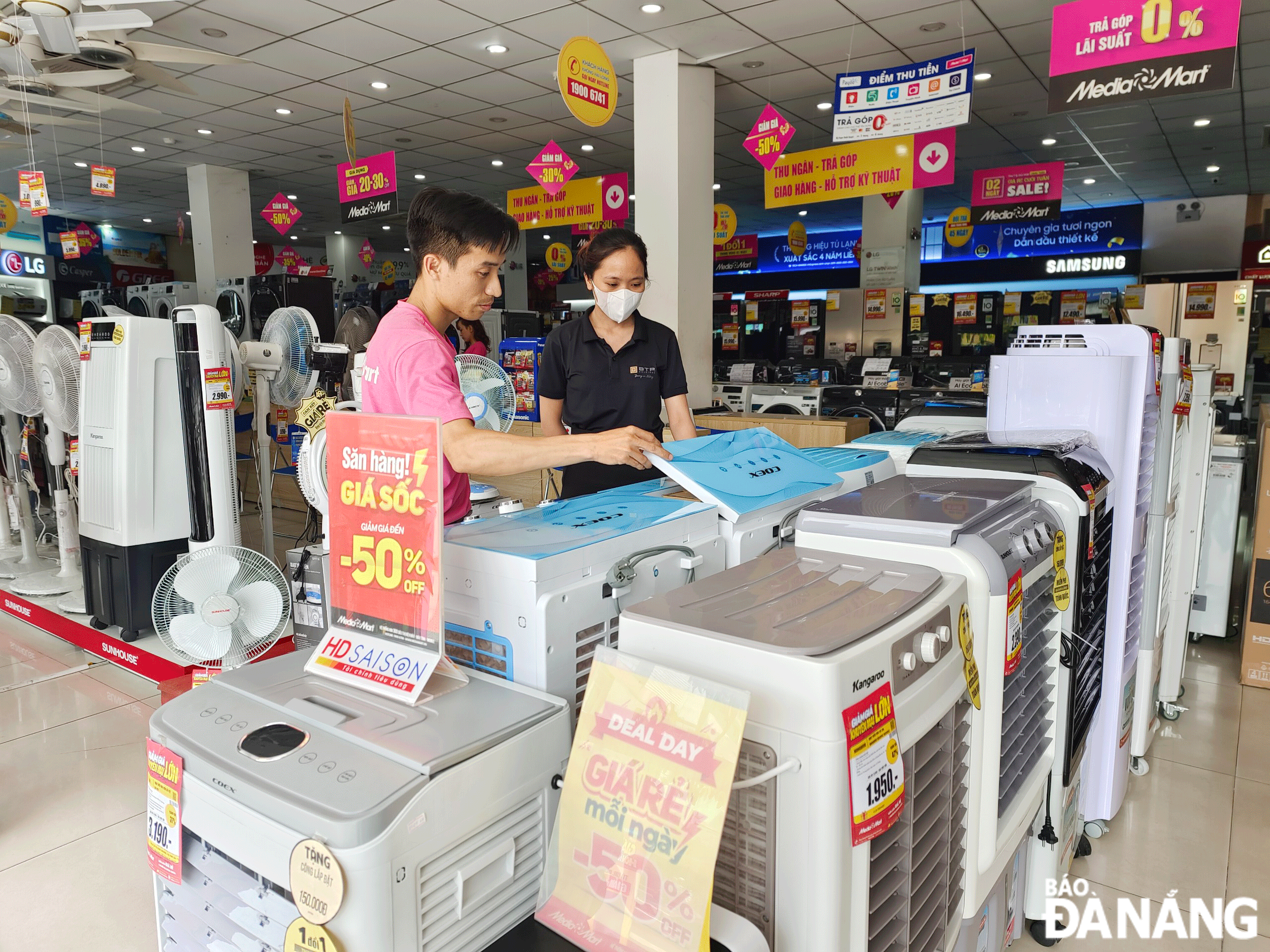 Thị trường đồ chống nóng năm nay phong phú, đa dạng về mẫu mã, thiết kế, giải pháp.  Ảnh: CHIẾN THẮNG