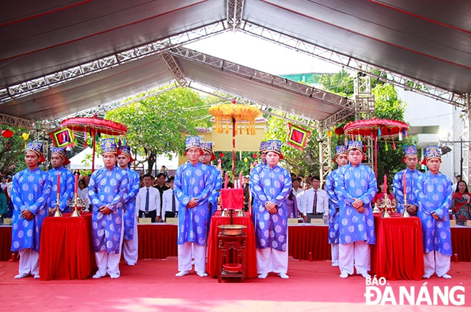 Đội học trò lễ thực hiện lễ chánh tế.