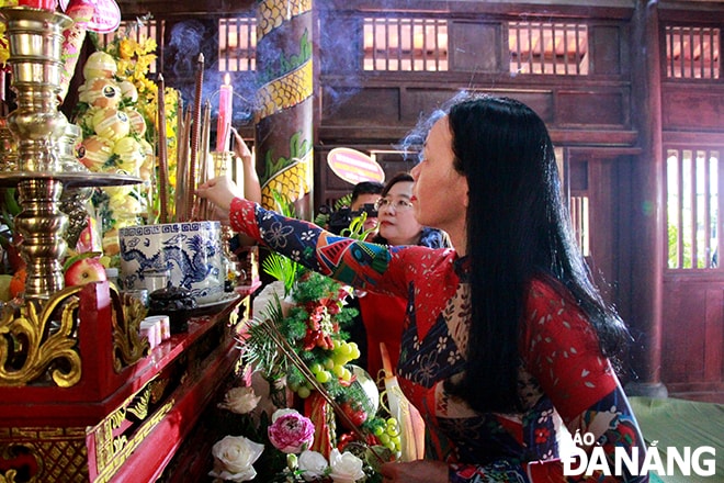 Các đại biểu dâng hương tại đình làng Hải Châu trong khuôn khổ lễ hội.
