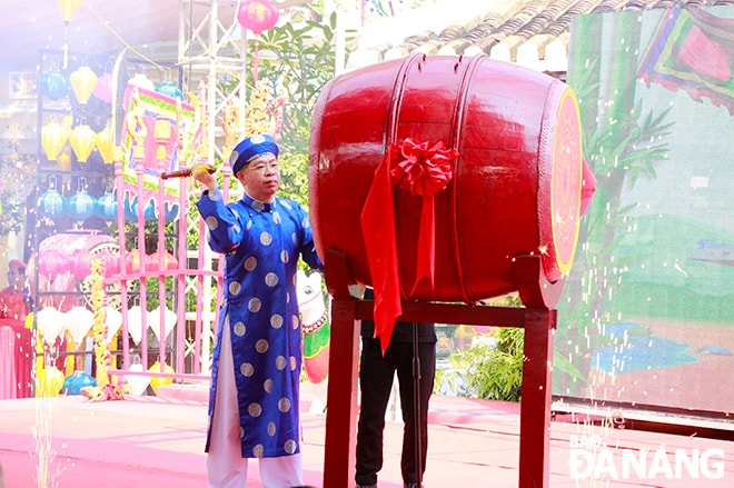 Lãnh đạo UBND quận Hải Châu đánh trống khai mạc lễ hội.