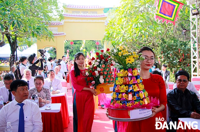 Các phường trên địa bàn quận Hải Châu dâng tiên tổ mâm ngũ quả.