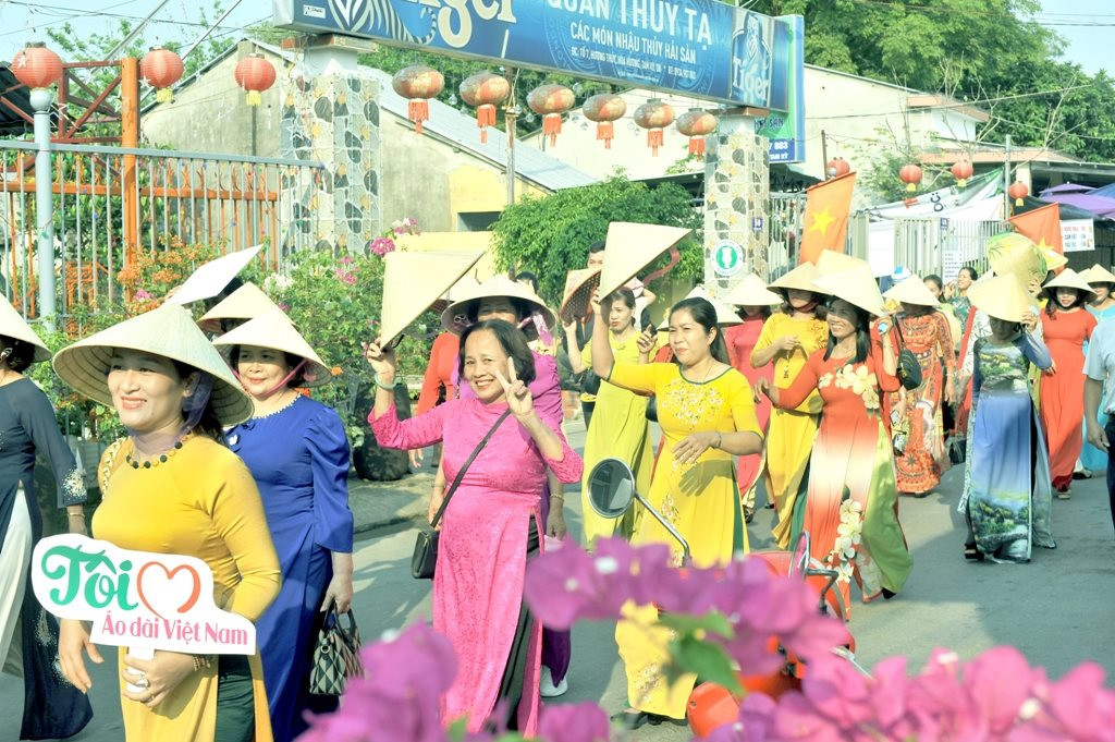 The parade in ao dai costumes.