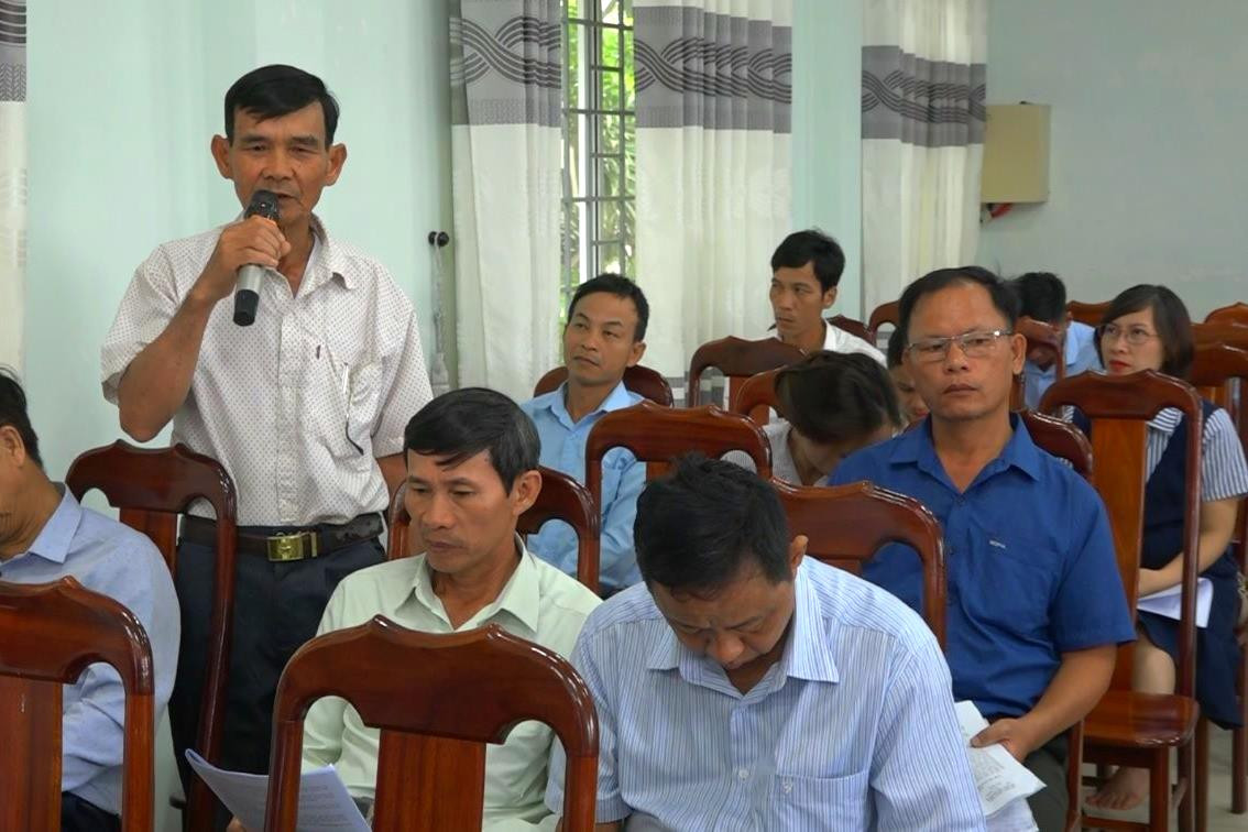 Người dân xã Bình Chánh (Thăng Bình) tham gia góp ý tại hội nghị phản biện Đề án “Sắp xếp đơn vị hành chính cấp xã, giai đoạn 2023 - 2025 của huyện Thăng Bình”. Ảnh: T.N