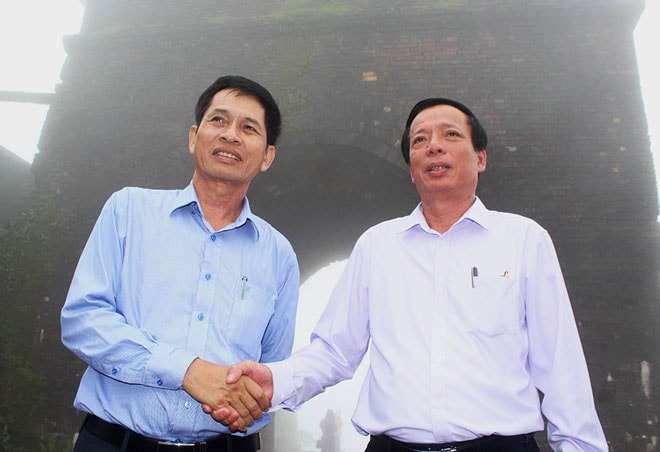 Cái bắt tay “lịch sử” giữa Giám đốc Sở Văn hóa và Thể thao tỉnh Thừa Thiên Huế Phan Tiến Dũng với Giám đốc Sở Văn hóa và Thể thao thành phố Đà Nẵng Huỳnh Văn Hùng năm 2017. Ảnh: ST