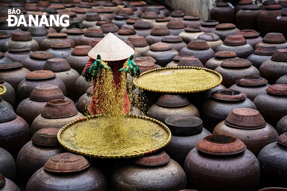 Nguyên liệu làm tương bần không khó kiếm nhưng công đoạn làm tương cực kỳ công phu và mất nhiều thời gian.