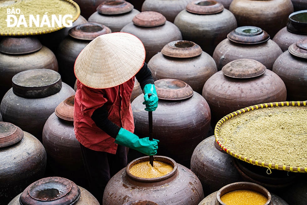 Tương được phơi nắng trong vòng ít nhất 1 tháng. Trong thời gian này, tương phải luôn được theo dõi và “chăm sóc” cẩn thận. Hàng ngày, người ta phải mở nắp chum, khuấy đều và cho thêm nước vào tương, trời nắng thì phơi, trời mưa thì phủ kín miệng bằng nylon để nước mưa không lọt vào tương, tương sẽ bị ủng.