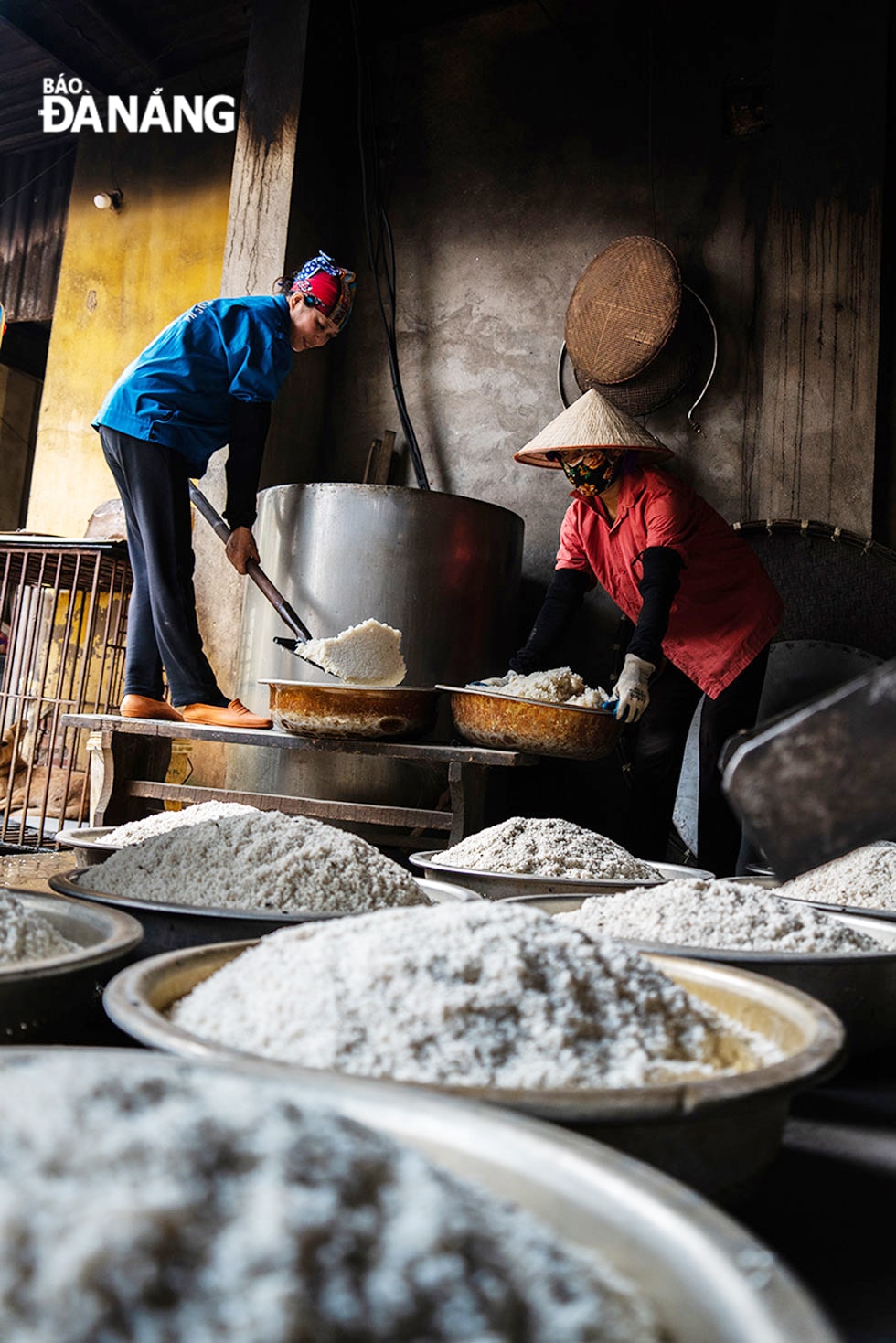 Trước tiên, nếp đem ngâm rồi nấu chín thành xôi. Xới xôi ra nong, nia và để 2 ngày 2 đêm cho xôi lên mốc vàng. Nhiều nhà còn cẩn thận ủ với lá nhãn để mốc dậy mùi hơn.