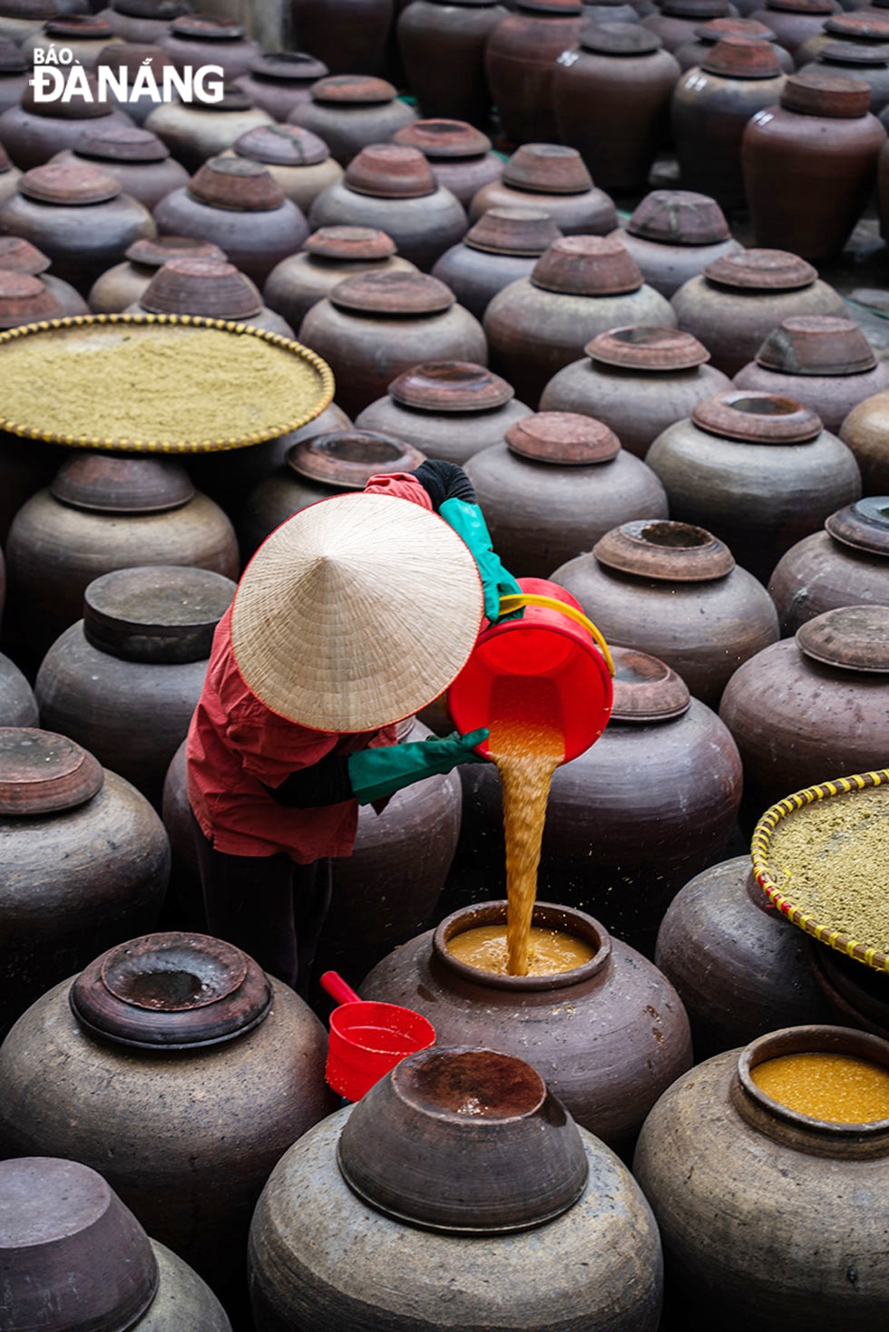 Tiếp đó cho mốc vào chum đỗ đã ngả cùng muối tinh với lượng phù hợp và khuấy đều rồi phơi ngoài trời nắng. Nắng là một phần quan trọng quyết định đến chất lượng của tương. Nắng càng to thì tương càng vàng, càng sánh và tương sẽ nhanh ngấu hơn.