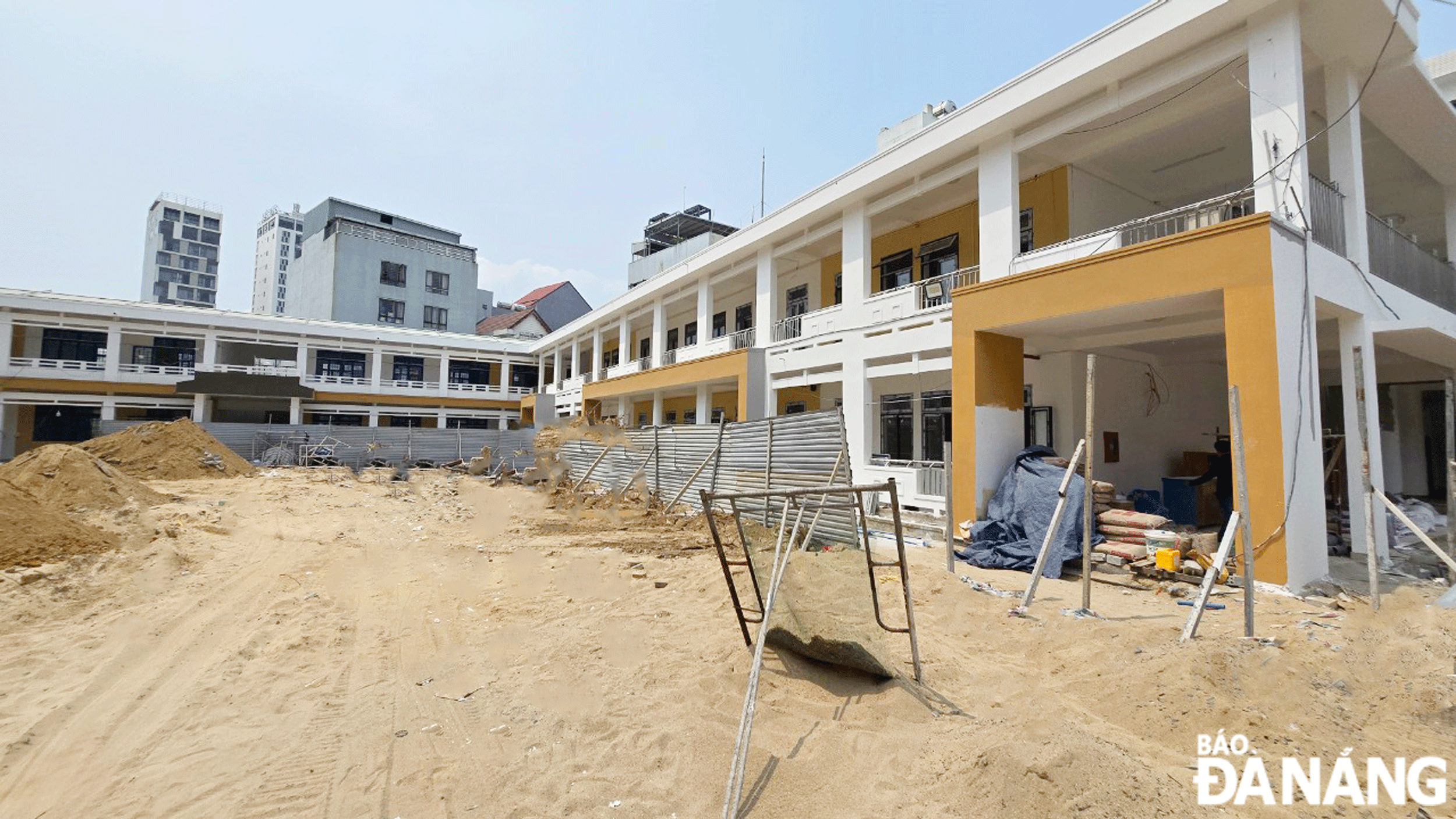 Thi công lại dự án cải tạo nâng cấp Trường Tiểu học Ngô Mây. Ảnh: THÀNH LÂN