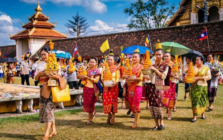 Tết cổ truyền Bunpimay năm 2024 theo Phật lịch của Lào là năm 2567, sẽ diễn ra từ ngày 13-18/4. Người dân Lào nghỉ 6 ngày đón tết cổ truyền Bunpimay. Tại Lào, năm nay cũng là năm con Rồng nên các hoạt f-động đón tết được tổ chức với quy mô lớn hơn những năm trước nhằm hưởng ưng nam du lichjq iocos gia Lào 2024. Ảnh: Evivatour.