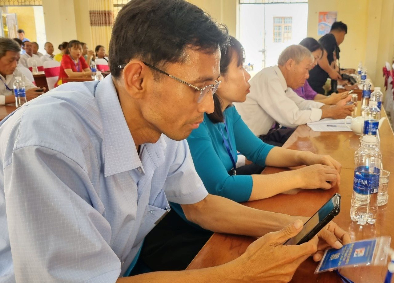Đại biểu dự Đại hội MTTQ Việt Nam xã Bình Dương, khóa XII (nhiệm kỳ 2024 - 2029) thực hiện quét mã QR để cập nhật tài liệu Đại hội. Ảnh: T.N