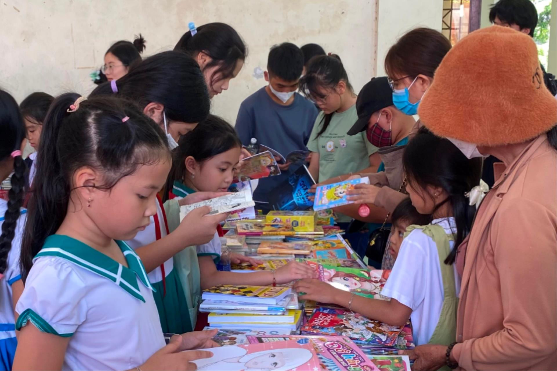 Học sinh đọc sách miễn phí trong Ngày sách và văn hóa đọc huyện Núi Thành. Ảnh: TTT