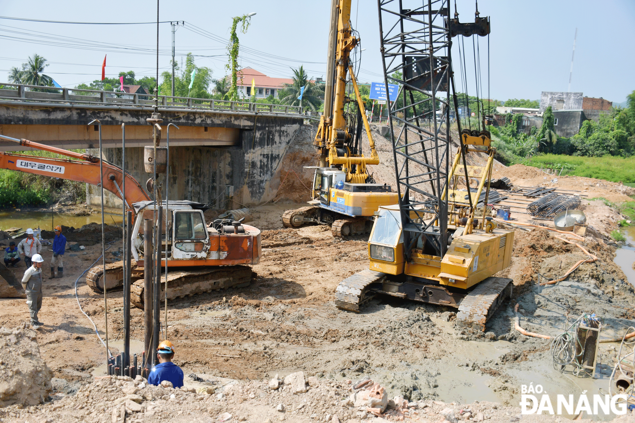 Thi công mở rộng cầu trên tuyến quốc lộ 14B. Ảnh: THÀNH LÂN