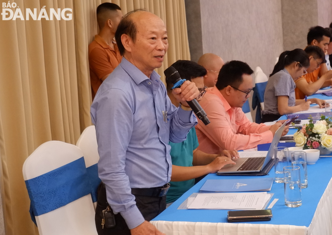 Ông Trần Minh Dõng, Phó Chủ tịch Hiệp hội Doanh nghiệp nhỏ và vừa Đà Nẵng phát biểu tại diễn đàn. Ảnh: M.Q