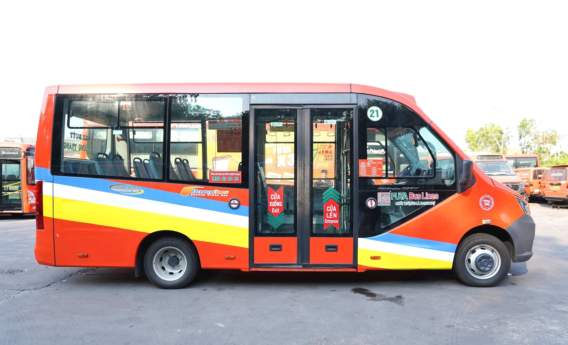 Doanh nghiệp bố trí 40 xe buýt loại B26 (18 chỗ ngồi, 8 chỗ đứng) chất lượng cao để phục vụ hành khách. Ảnh: C.