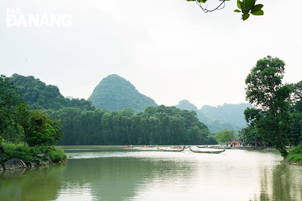 Cái tên Thung Nham được bắt nguồn từ đặc điểm địa hình thung lũng, vùng đất nằm giữa những dãy núi cao; còn Nham là nham thạch, núi đá, hoặc cũng là tên của làng Hải Nham, xã Ninh Hải.