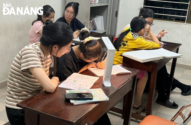 10 năm qua, các thành viên đội CTXH miệt mài gieo trồng con chữ đến học sinh khiếm thị tại Trung tâm Hỗ trợ giáo dục hòa nhập Đà Nẵng. Ảnh: H.V