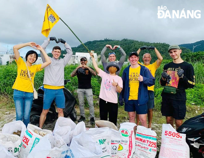 Các thành viên Trash Hero Đà Nẵng trong một buổi dọn rác. Ảnh: X.S