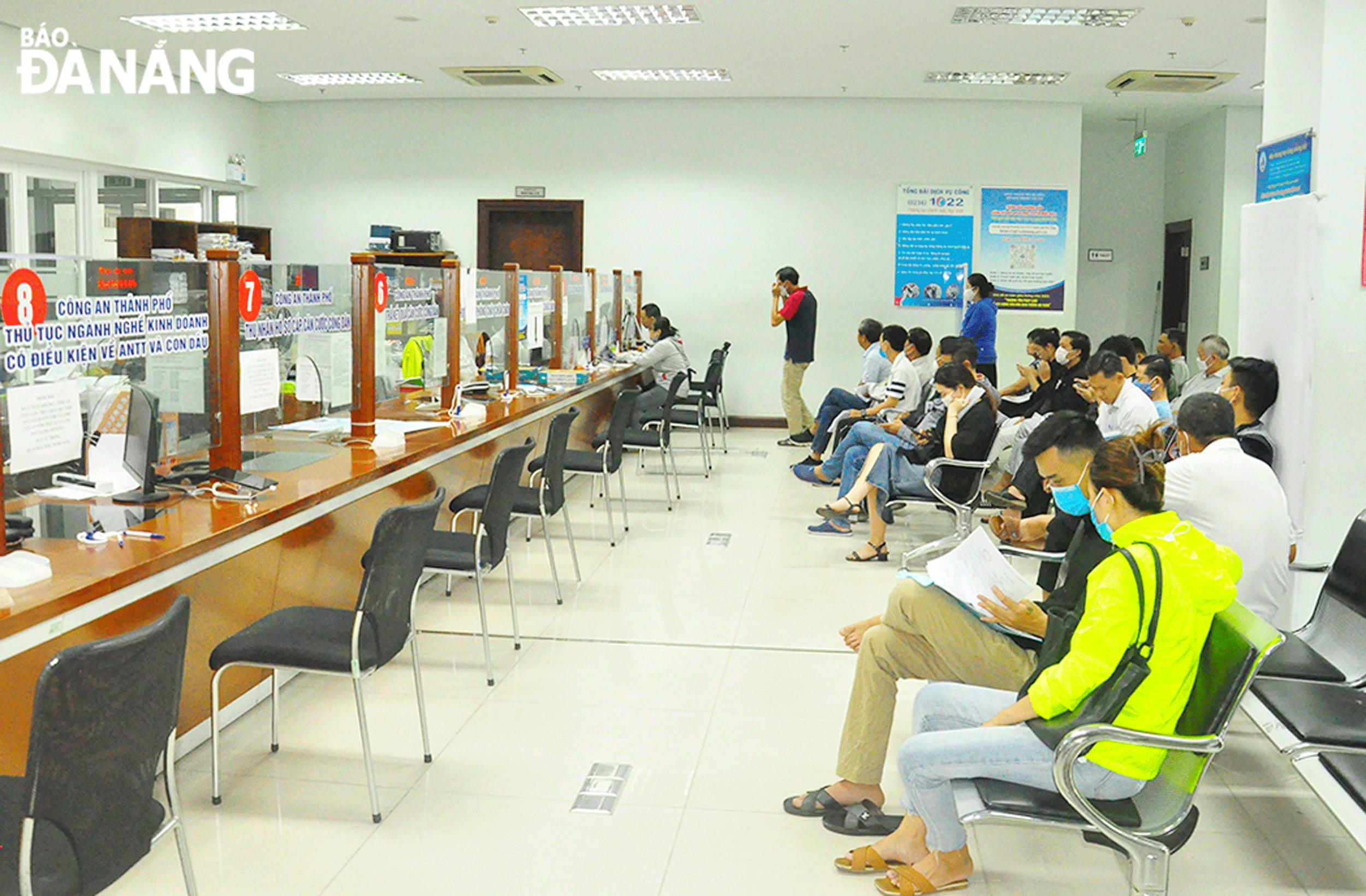 Công dân làm thủ tục hành chính ở Bộ phận “Một cửa” của Sở Giao thông vận tải. Ảnh: PHƯƠNG UYÊN