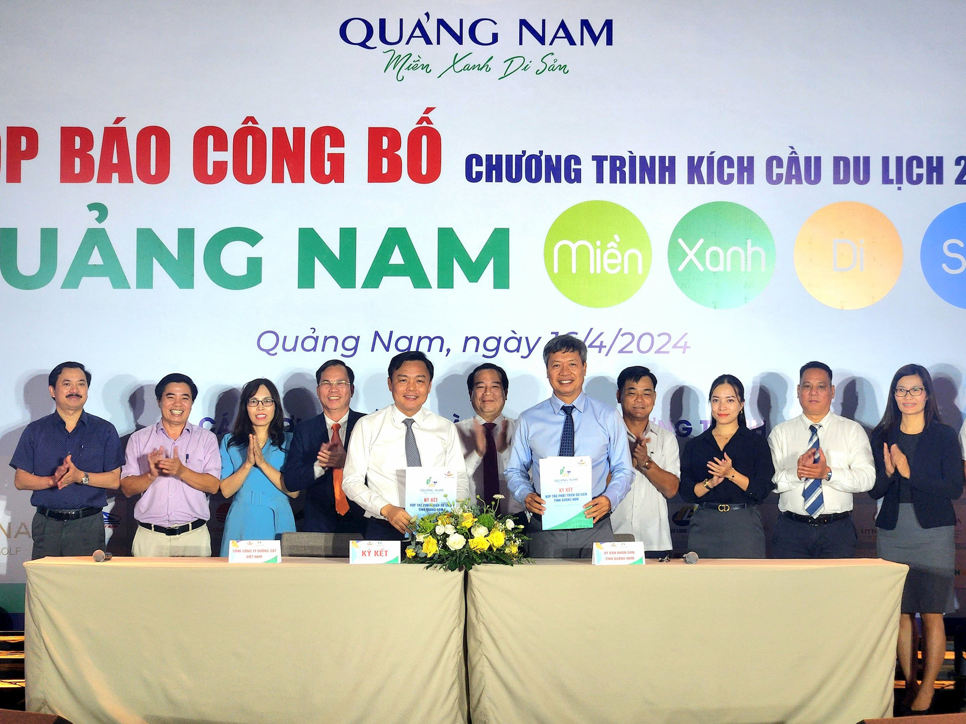 UBND tỉnh Quảng Nam ký hợp tác với Tổng Công ty Đường sắt Việt Nam để thúc đẩy du lịch đường sắt. Ảnh: Q.T