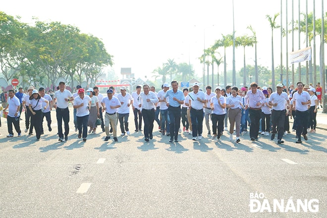 Các đại biểu tham gia chạy đồng hành. 