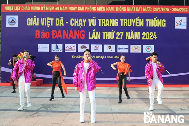 Lễ khai mạc có các tiết mục văn nghệ sôi động. 