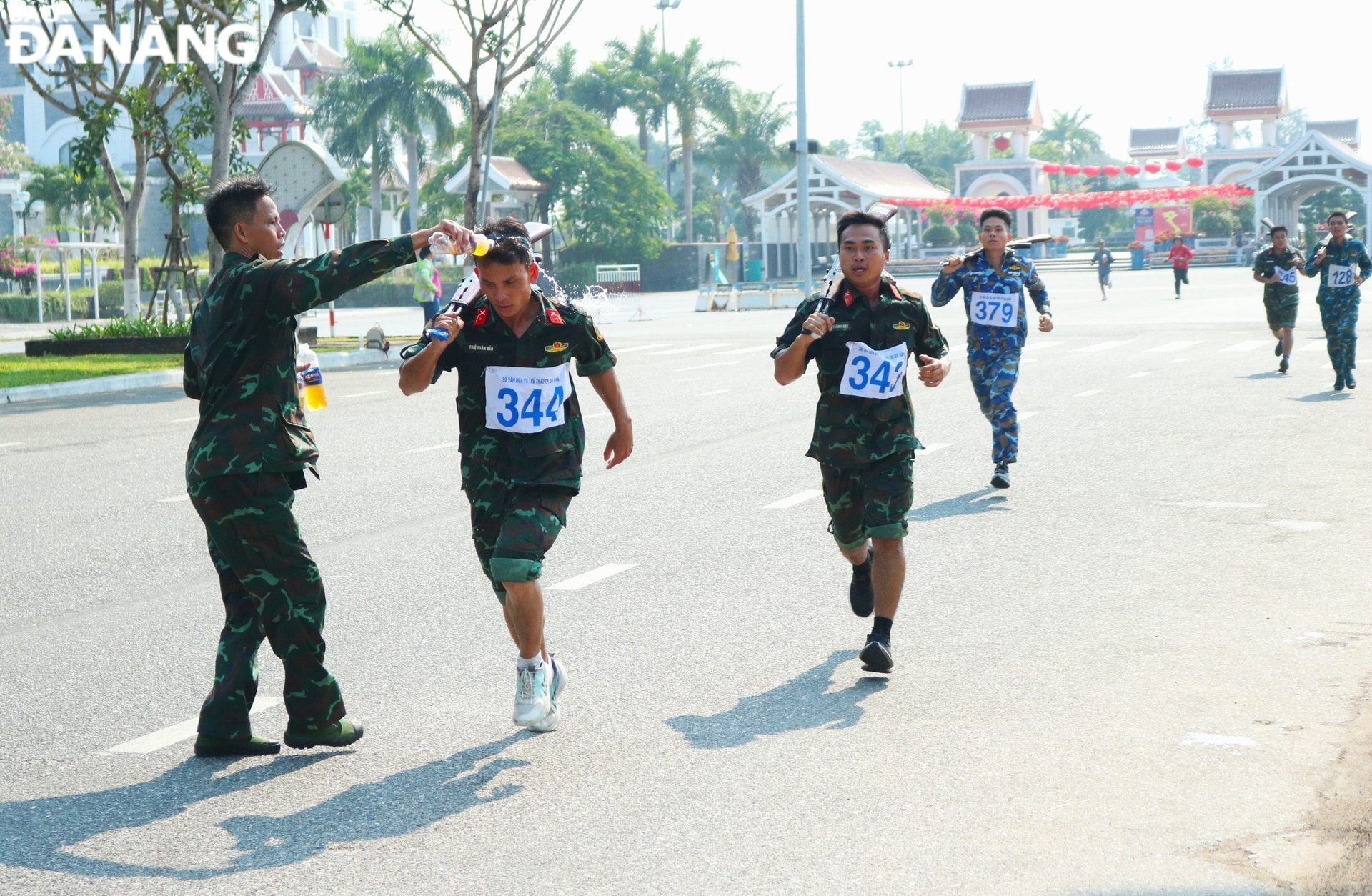 Tiếp sức đồng đội.